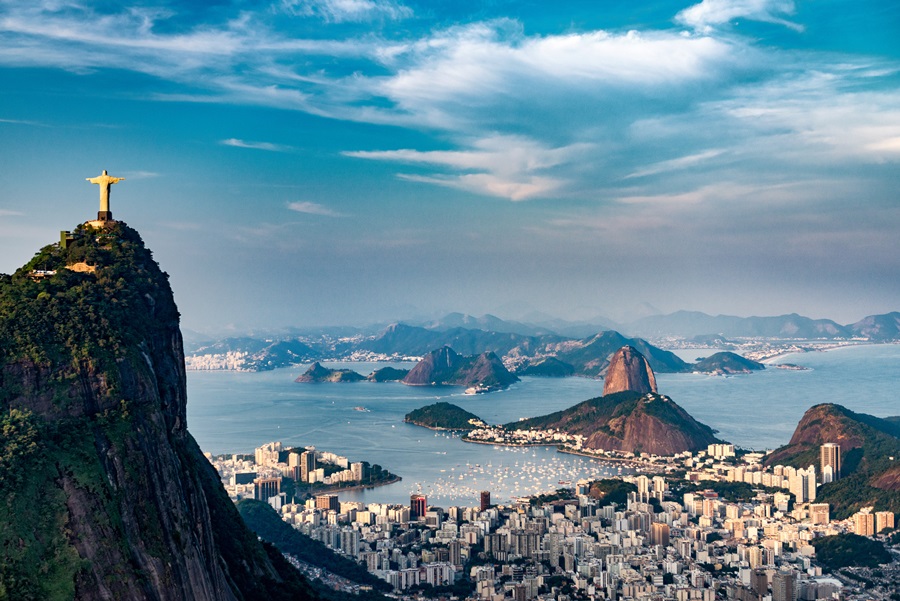 Vista aérea do Rio de Janeiro. Serra do Corcovado com estátua do Cristo Redentor, áreas urbanas de Botafogo, Flamengo e Centro, Pão de Açúcar. La Casa de Papel