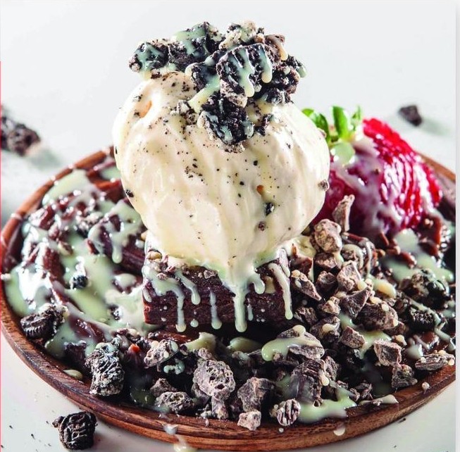 A novidade: Brownie de chocolate com sorvete Camila's Restaurant