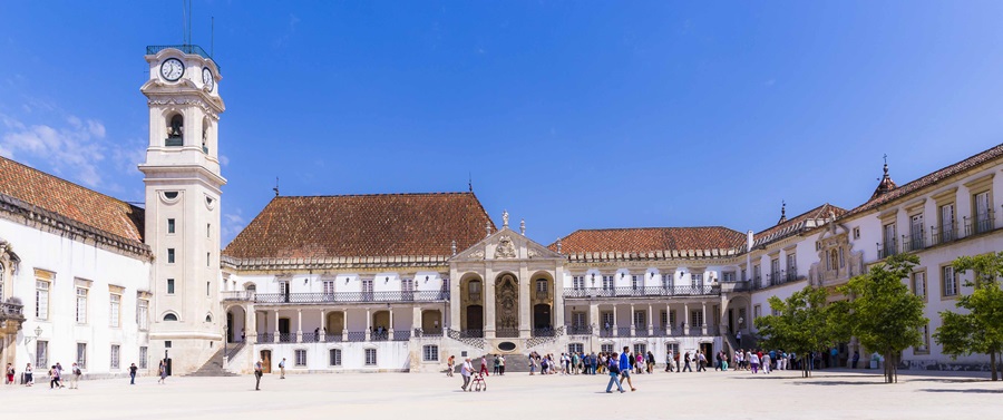 A Universidade de Coimbra branca e com arvores Centro de Portugal; Portugal