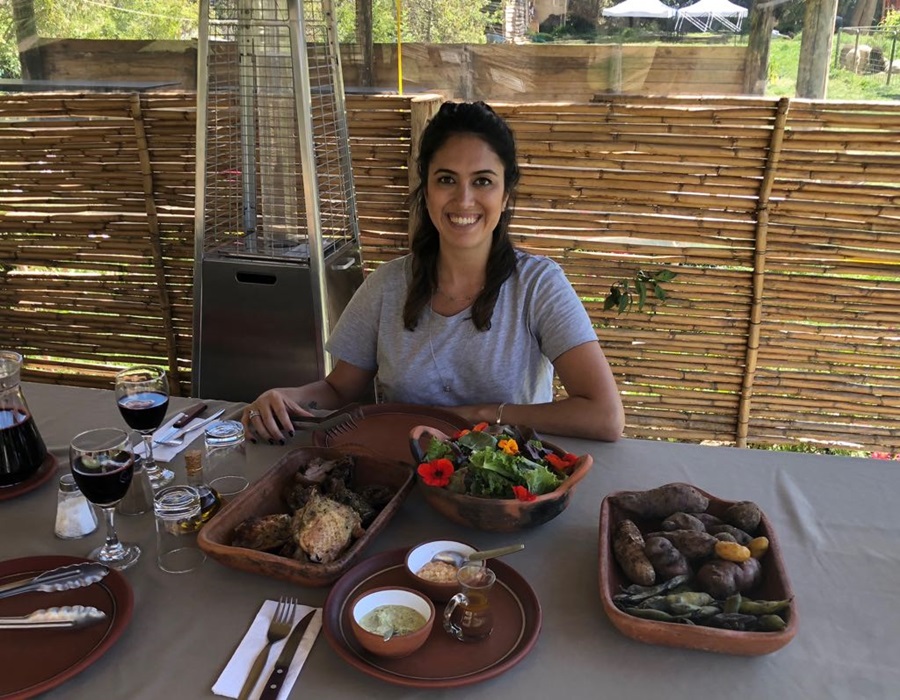 viajante sentada para almoçar com uma mesa repleta de iguarias da gastronomia peruana Peru; roteiro no Peru