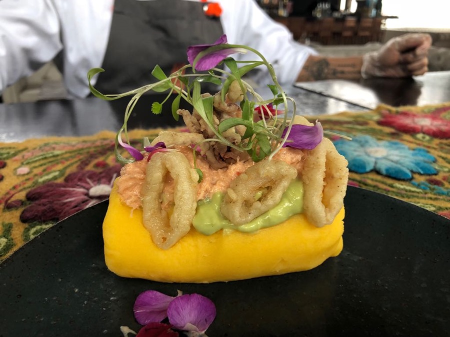 Um prato típico da gastronomia peruana com arroz, cebola, flores e creme amarelo Peru; roteiro no Peru