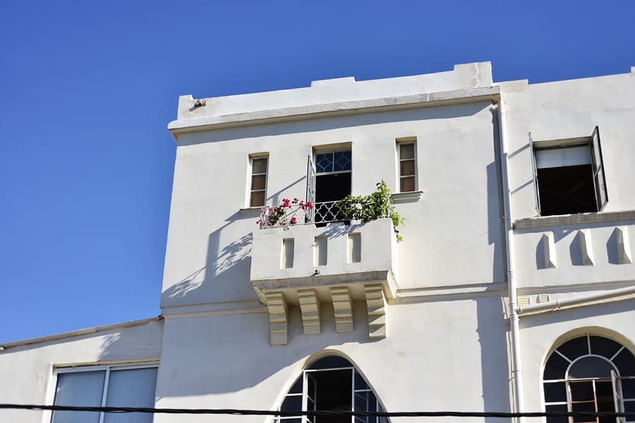 Prédio com arquitetura Bauhaus, branco com janelas e varanda Tel Aviv walking tour