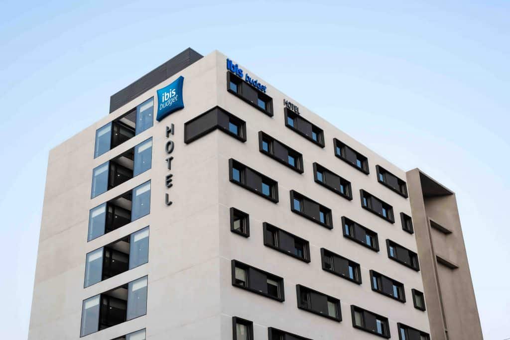 prédio do hotel ibis com janelas pretas lounge
