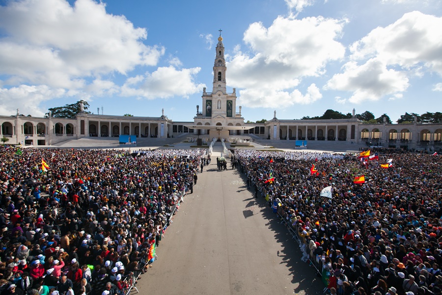 Visita do Papa Francisco ao Santuário de Fátima, milhares de pessoas ao redor Centro de Portugal