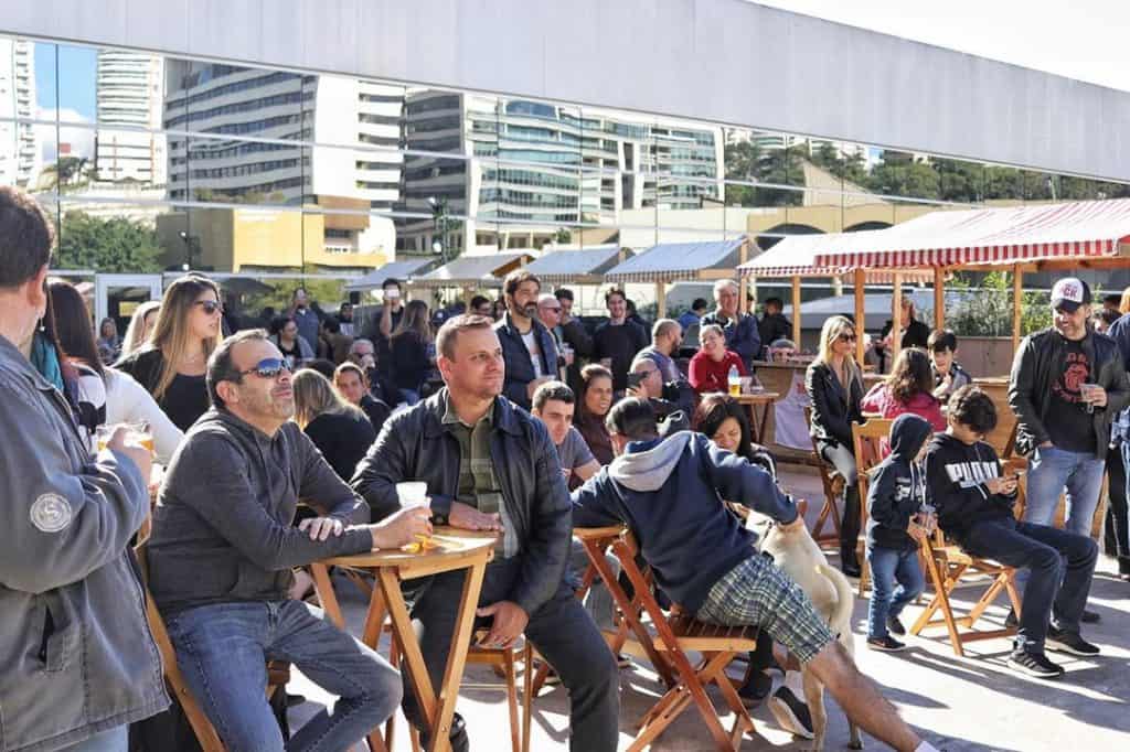 Pessoas bebendo cerveja e curtindo o show de música ao vivo na edição anterior do festival de cerveja artesanal Festival da Cerveja Artesanal