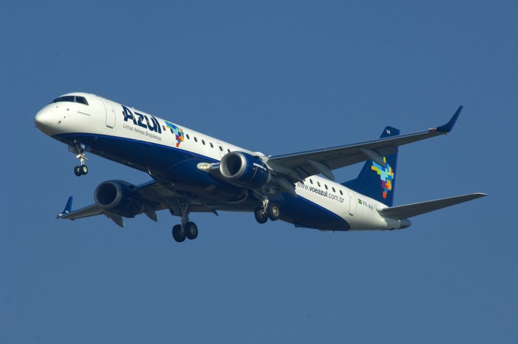 Avião da companhia Azul voando Azul tarifa congelada