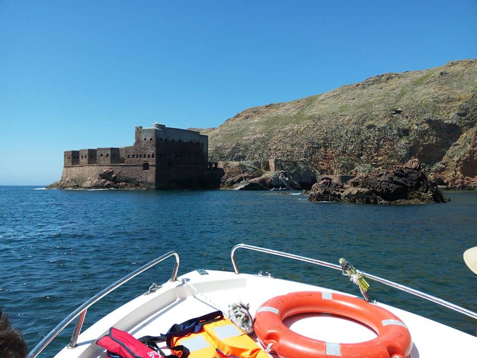Passeio de lancha no mar azul para conhecer s encantos do Arquipélago das Berlengas Arquipélago das Berlengas
