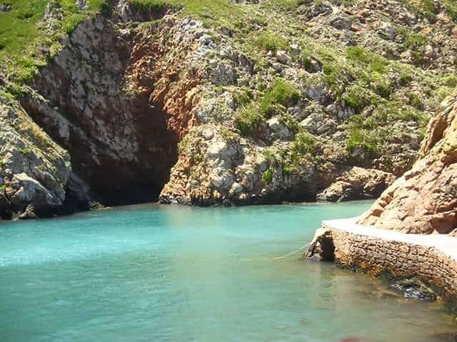 água azul com pedras em volta Arquipélago das Berlengas