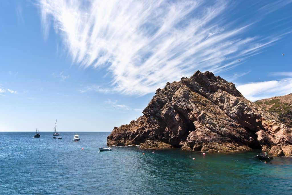 Pedra rochosa e mar azul ao redor