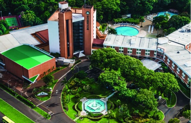 Vista aérea do resort Bourbon localizado em foz do Iguaçu com piscina, complexo esportivo, árvores e quadra Bourbon Cataratas do Iguaçu Resort