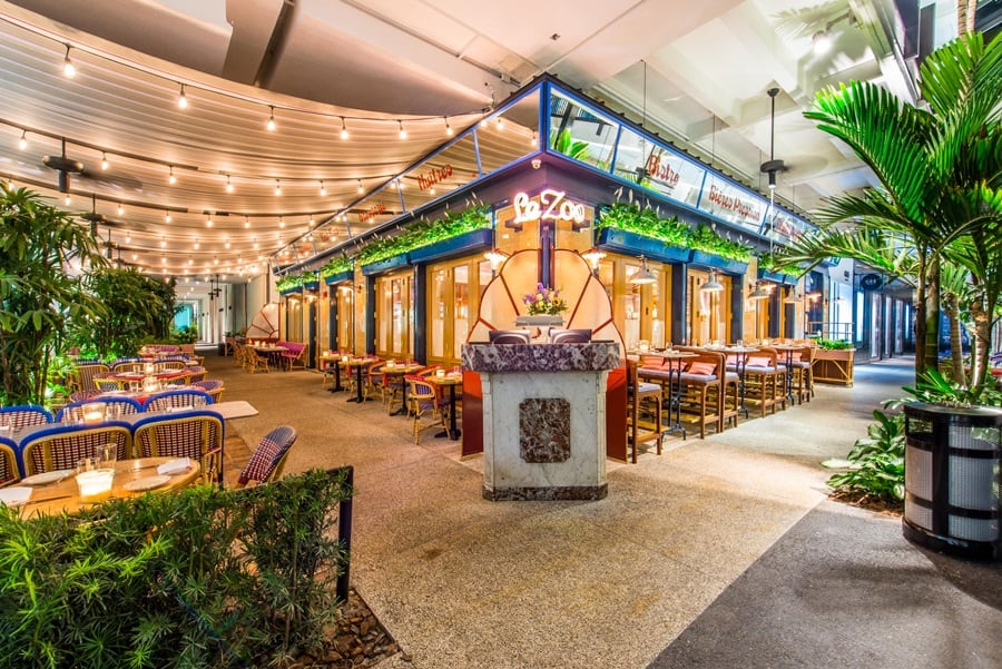 interior de um restaurante com cadeias, mesas, luzes, e decoração com plantas verdes Miami Spice; Bal Harbour