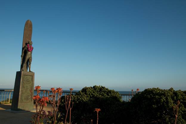 Estátua de surfista com a sua prancha de frente para a praia surfe na Califórnia