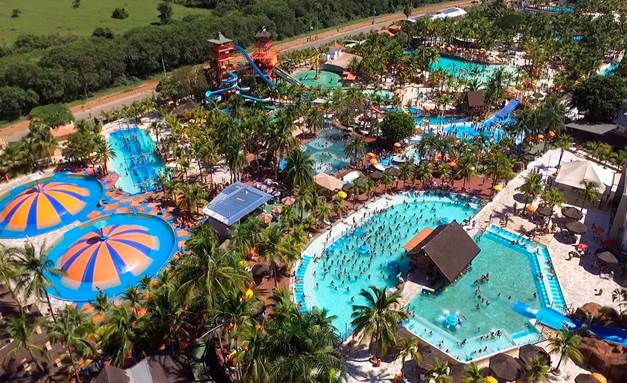 Vista aérea do parque aquático em Olímpia com piscinas, tobogãs e outros brinquedos aquáticos Thermas dos Laranjais
