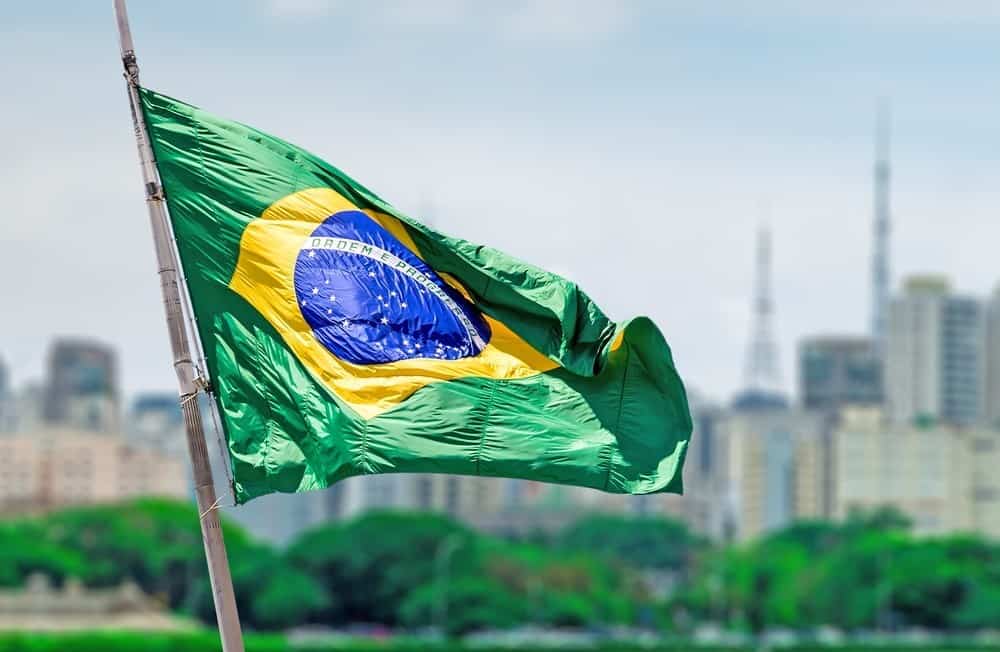 bandeira do brasil verde amarela e azul balançando com o vento Feriado da Independência; o que fazer em SP