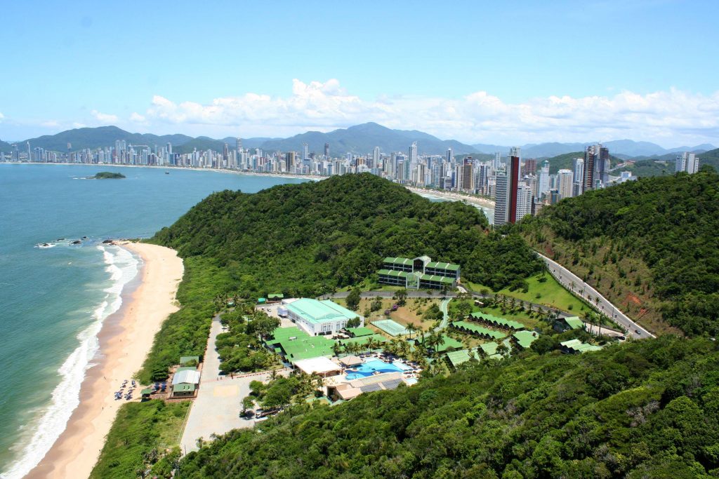 Vista aérea do resort, que fica de frente para a praia e conta com muita natureza em sua volta Infinity Blue Resort & Spa