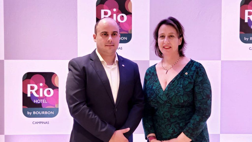 Thiago Santos e Annie Morrissey durante a coletiva para a imprensa para inaugurar oficialmente o novo hotel da Rede Bourbon Rio Hotel by Bourbon Campinas