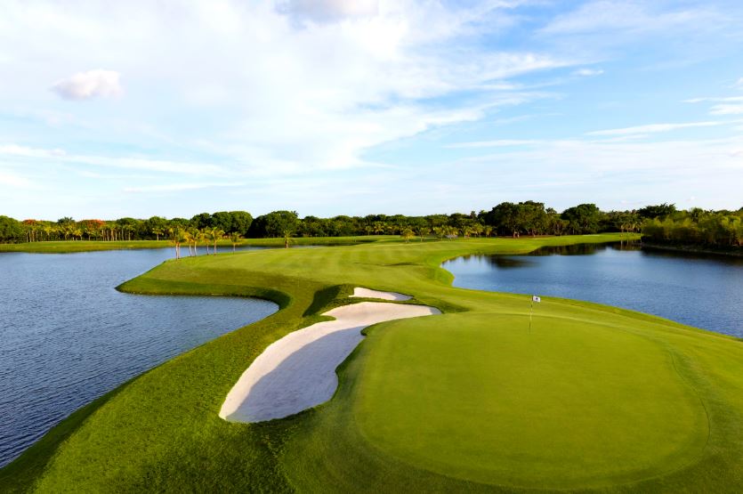 Trump National Doral Miami é um campo de golfe em Doral, no sul da Flórida, com grama verde e lagos Golfe na Flórida