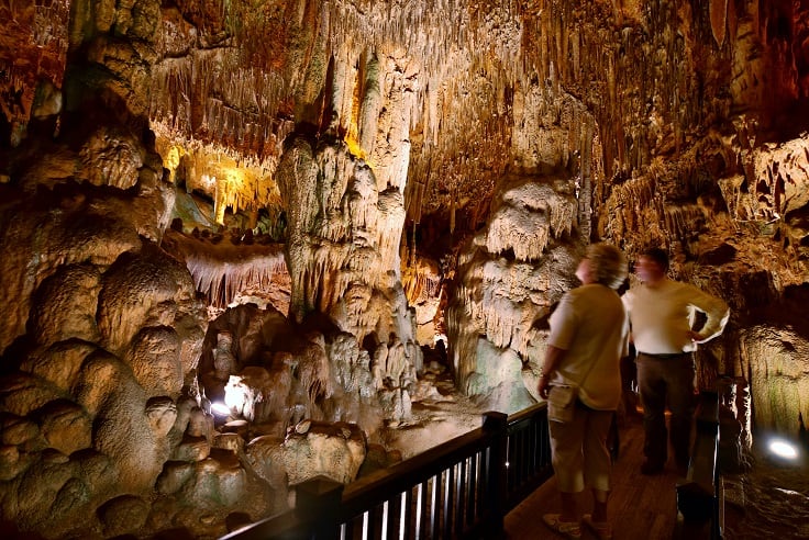 Homem e mulher observando o interior da caverna O que fazer na Turquia