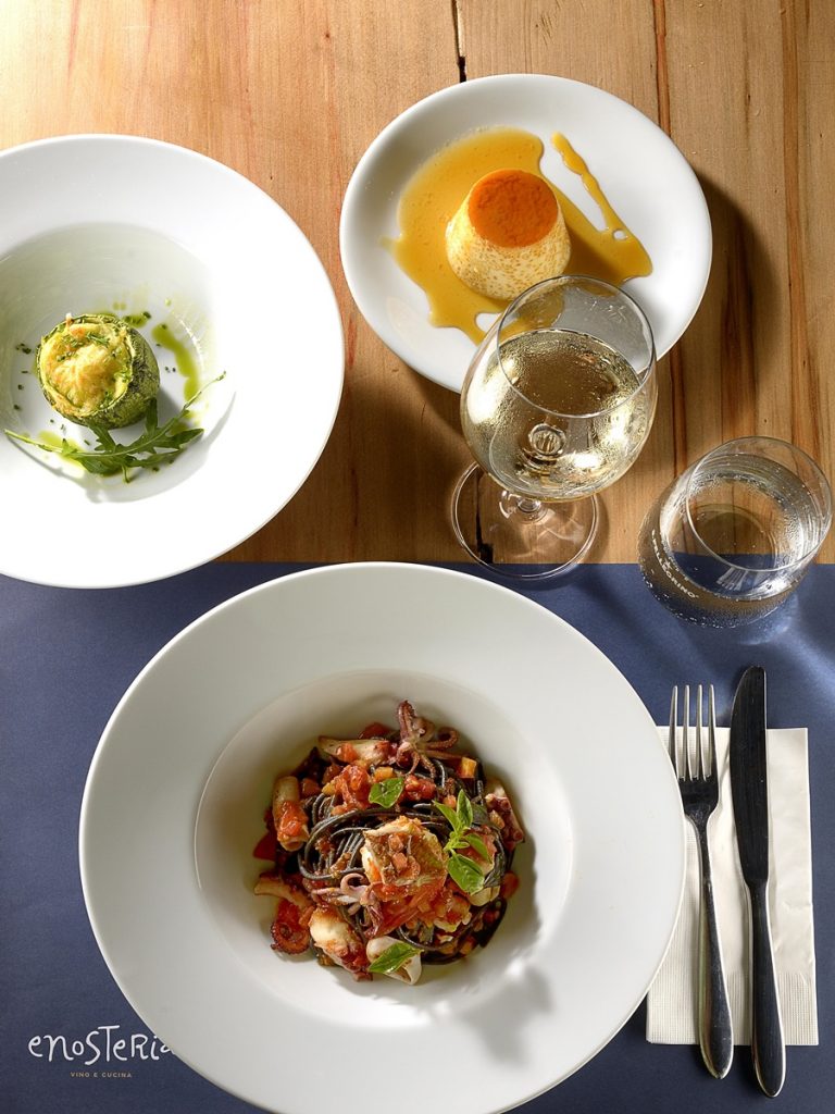 Mesa com prato principal, sobremesa e entrada. Além de talheres e copos Restaurantes em São Paulo