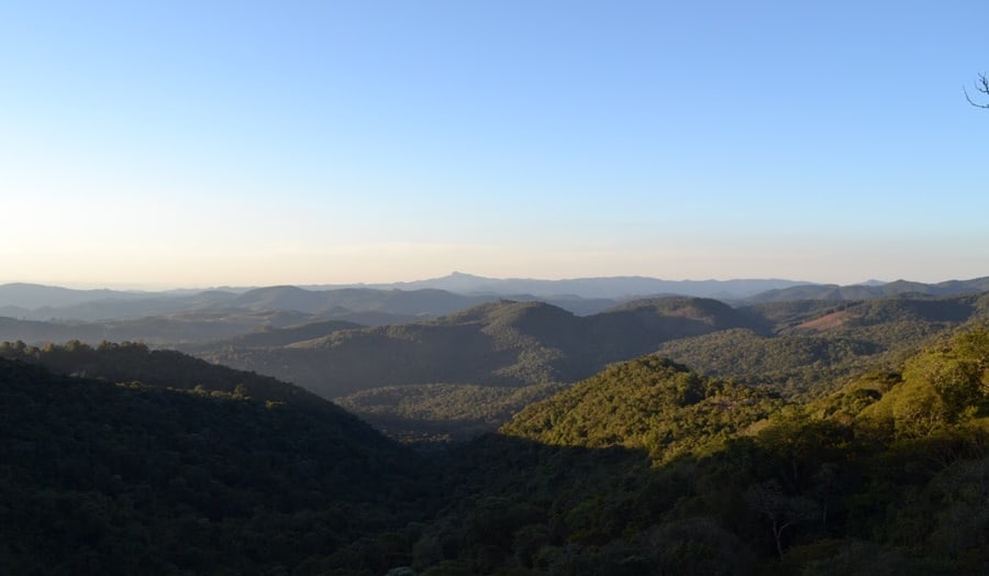 Céu azul e montanhas cobertas por vegetação O que fazer em Monte Verde MG
