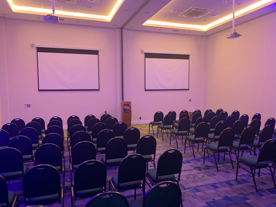 Sala com cadeiras, data show, iluminação e equipamentos para realizar eventos Rio Hotel by Bourbon Campinas