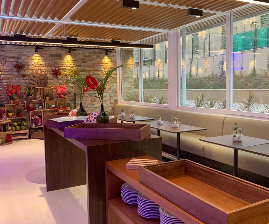 O espaço do restaurante In Samba decorado com flores e frutas Rio Hotel by Bourbon Campinas