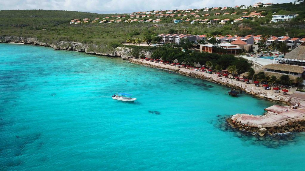 Praia com aguá azul cristalina e profundidade para mergulho em Curação Passagens para Curaçao