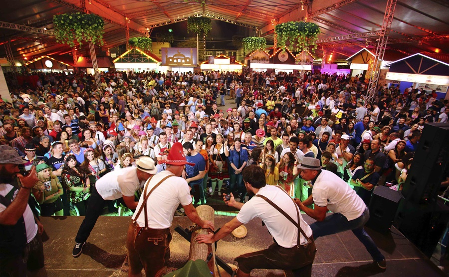 festa alemã com pessoas caracterizadas no salão de eventos fechado Oktoberfest onde se hospedar