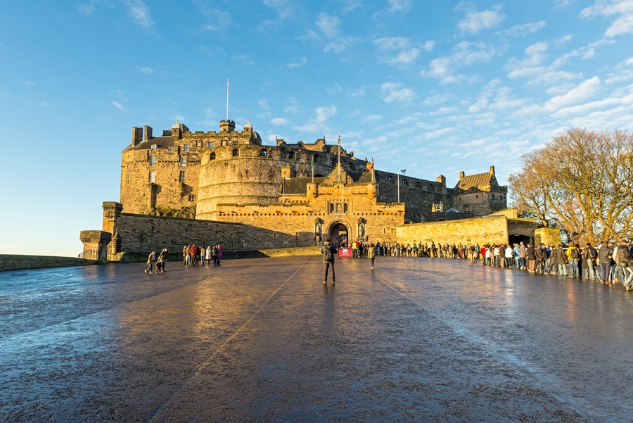 O Castelo de Edimburgo é uma antiga fortaleza que domina a silhueta da cidade de Edimburgo passeios a pé