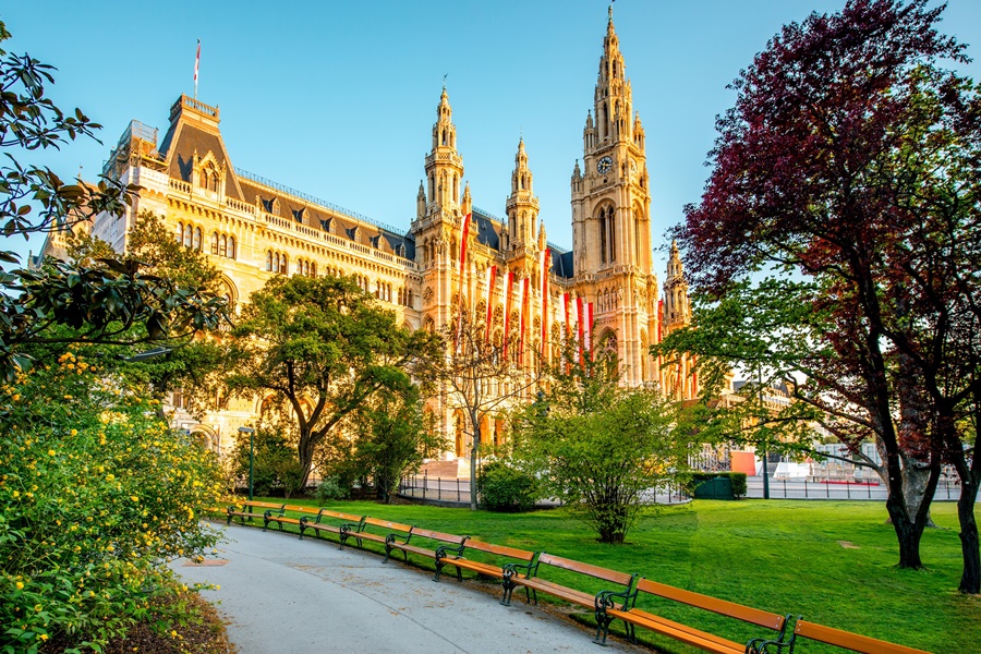 A Rathaus é um antigo prédio e palácio em Viena, rodeado de verde passeios a pé