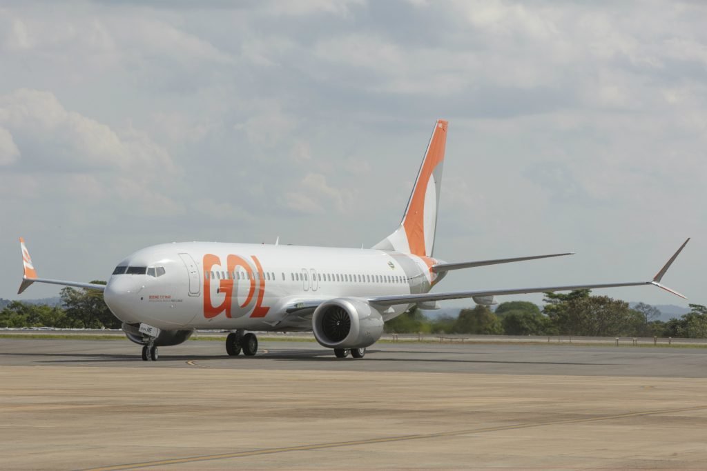Avião da Gol branco com laranja no aeroporto Gol Manaus e Orlando