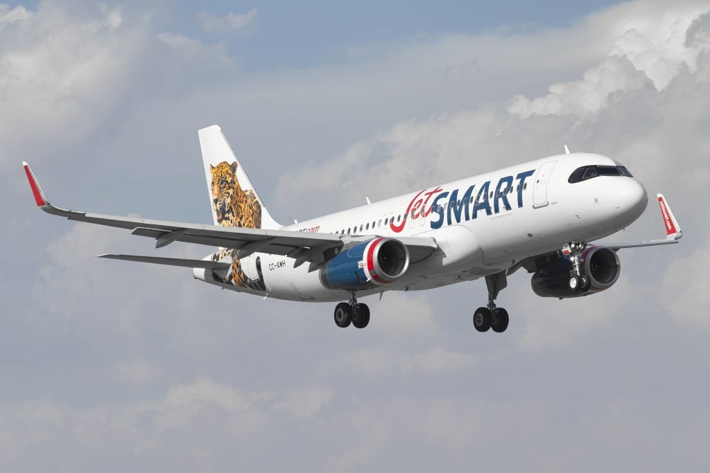 Airbus A320neo branco com vermelho e azul, adesivo de onça na ponta do avião JetSmart