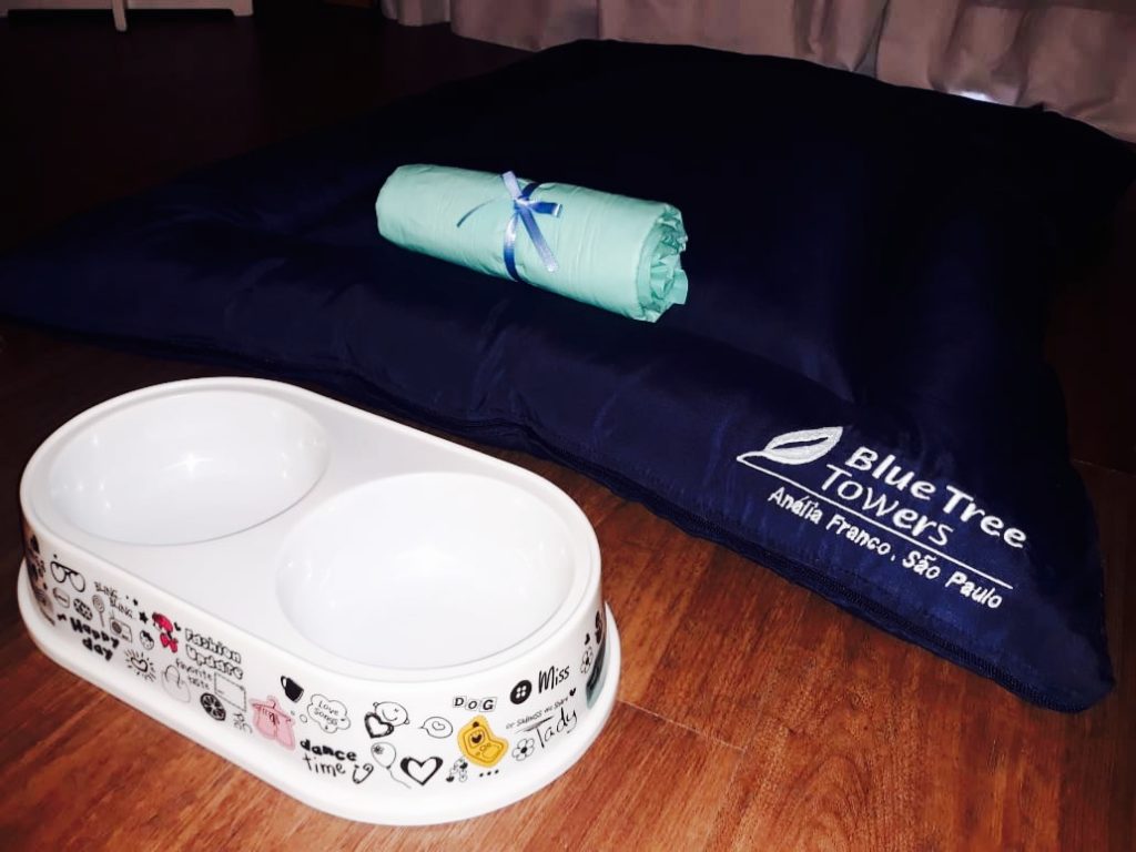 cama, toalha e potinho para ração e água do hotel para os pets Blue Tree Hotels