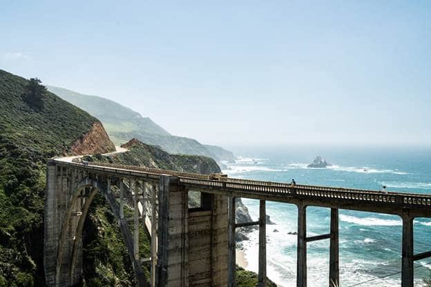 Uma ponte em arco de concreto armado de spandrel aberto viagem para Califórnia