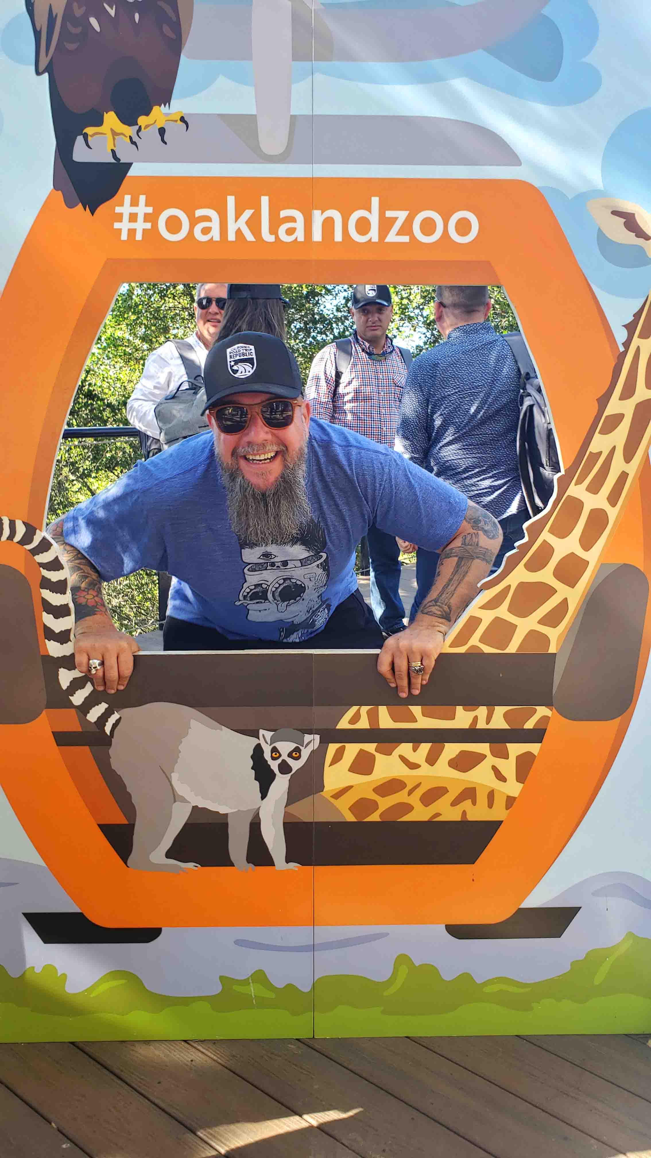 Homem posando para foto em moldura com animal Oakland Zoo