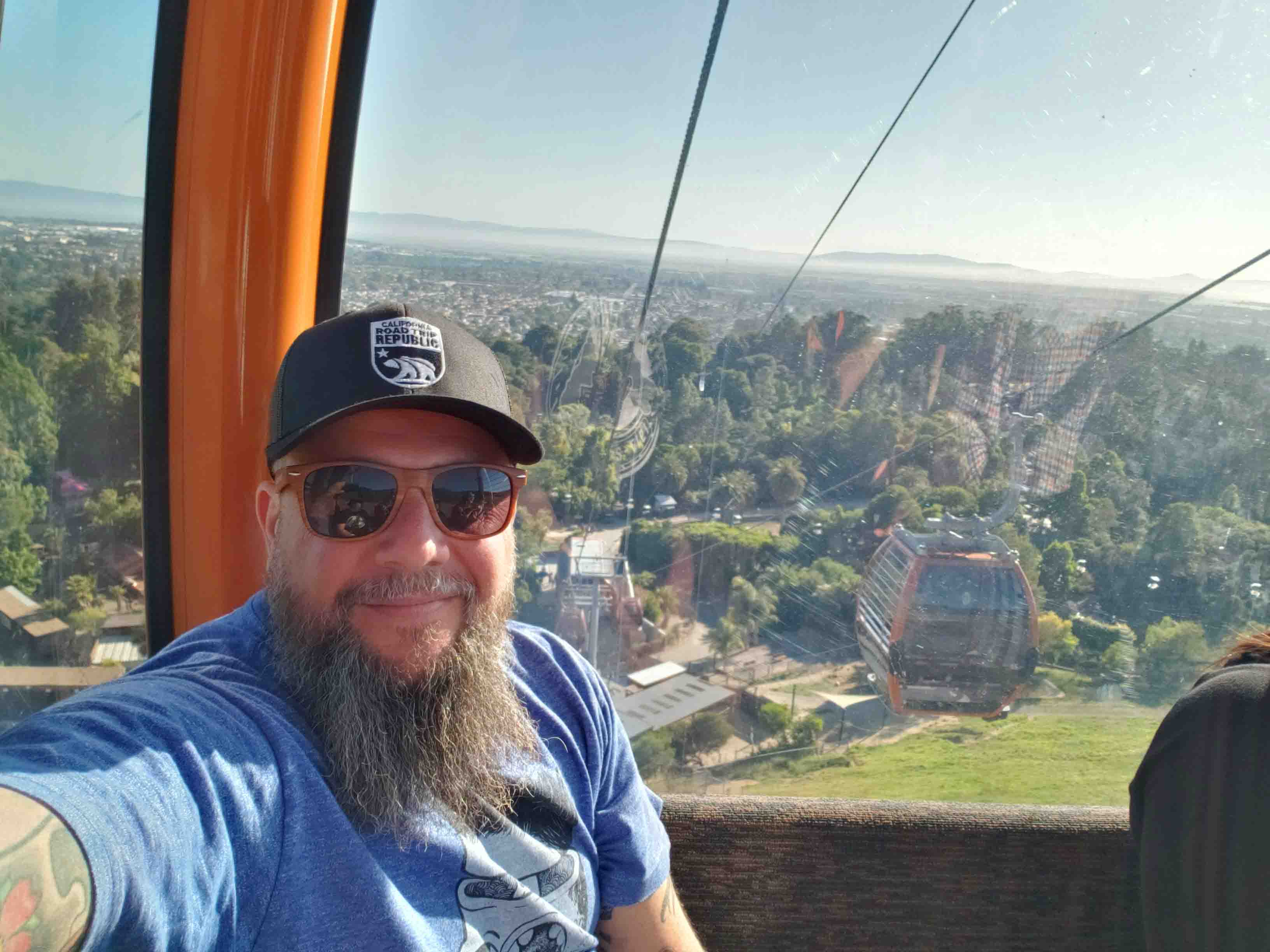 Homem em passeio de teleférico Oakland Zoo