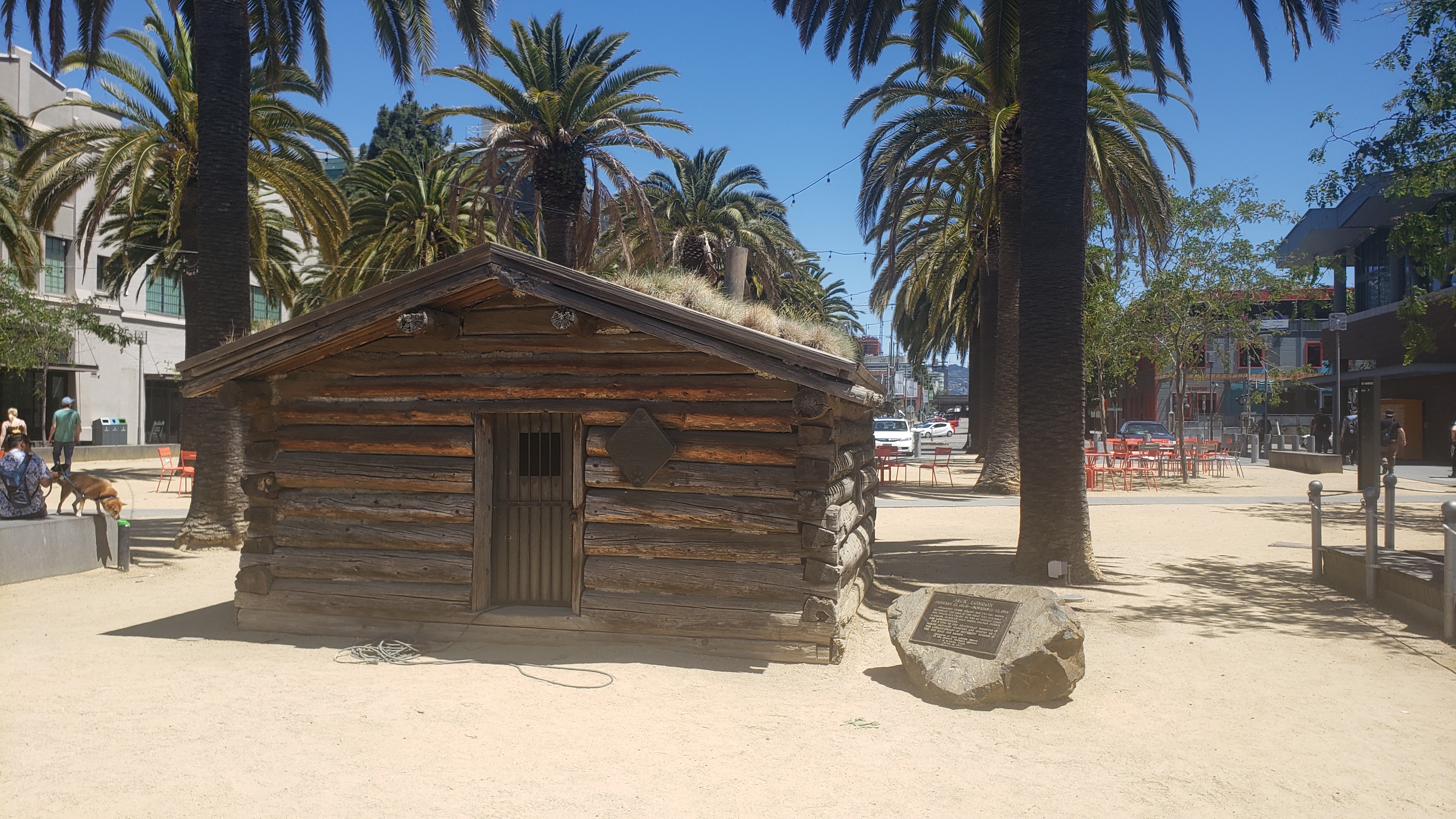 cabana de madeira em meio a jack london square Cabana