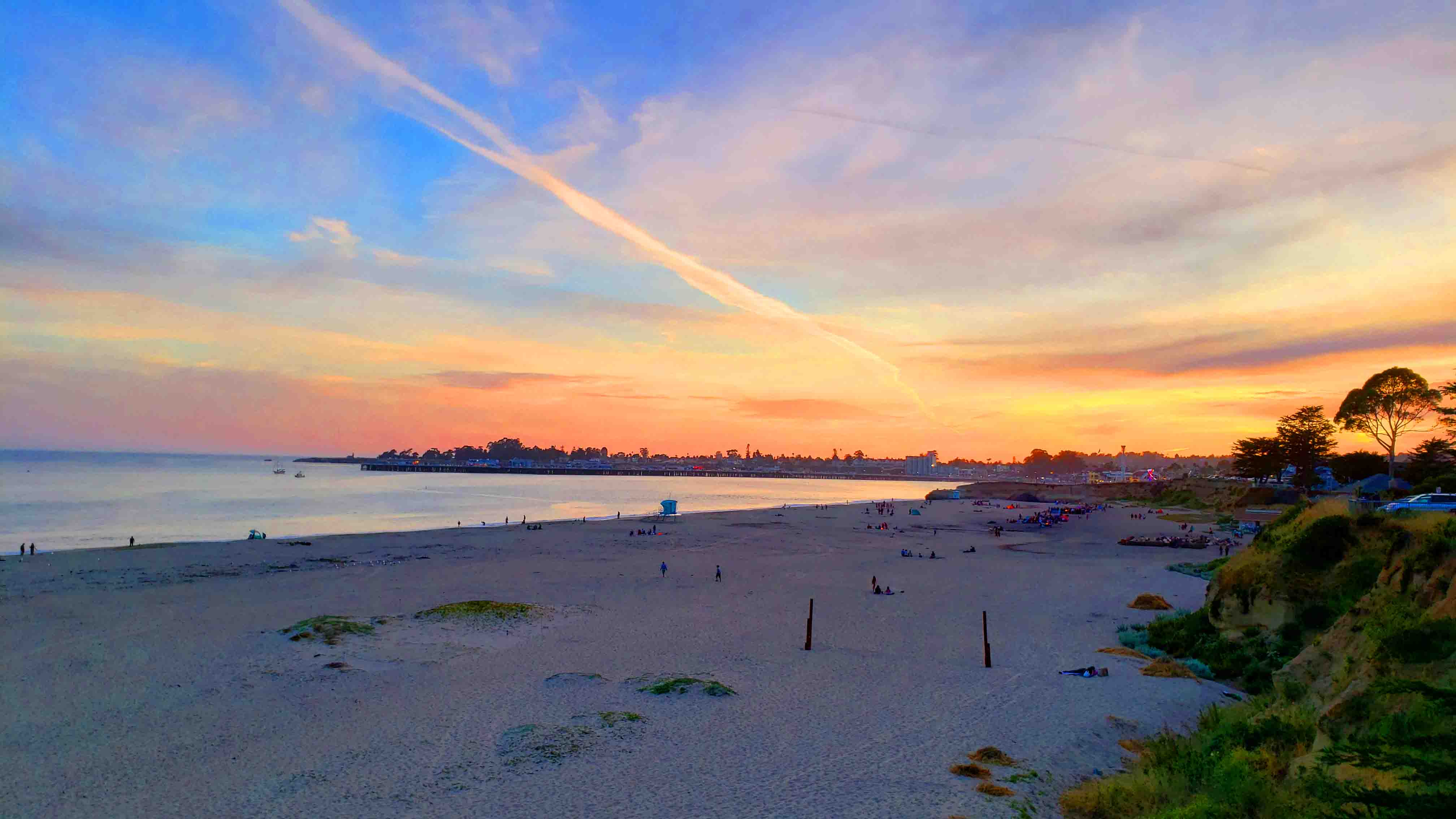 Areia, vegetação mar e um por do sol Praias em Santa Cruz