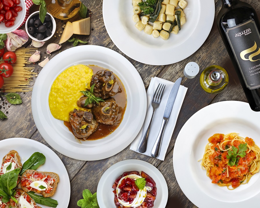 Pratos italianos na mesa com opções de entrada, prato principal e sobremesa Restaurant Week SP