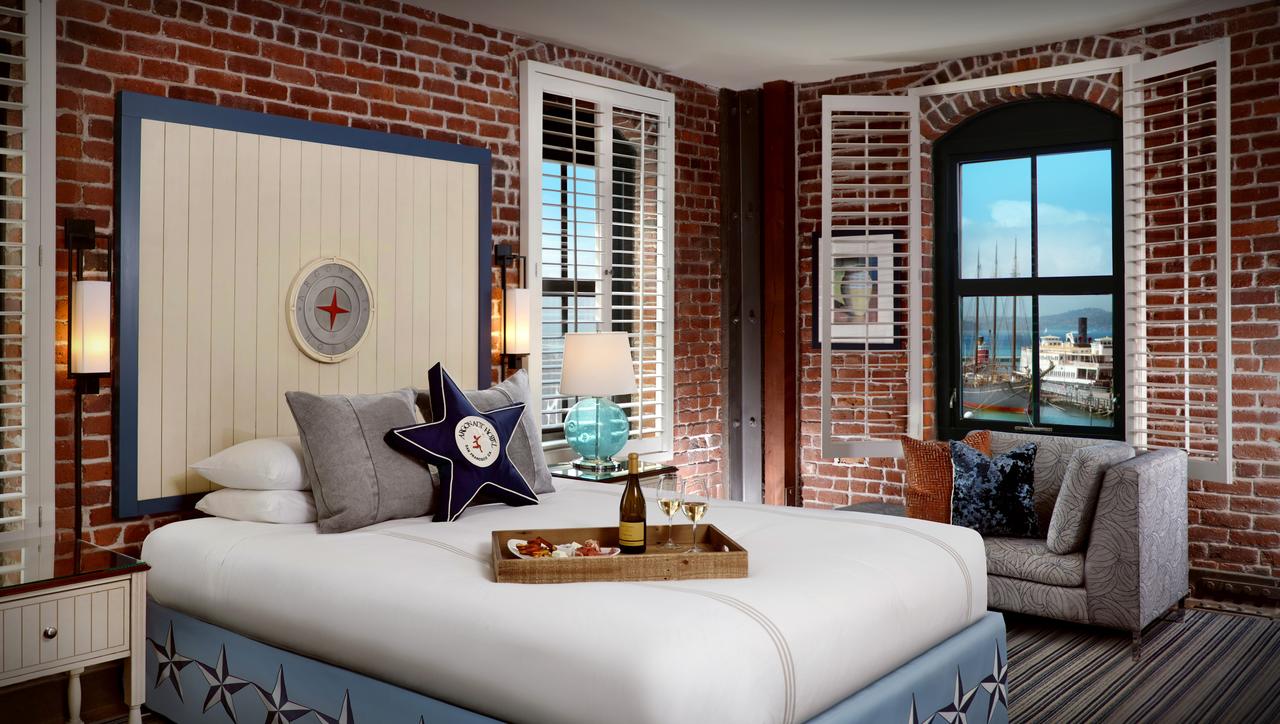 Apartamento com cama e parede de tijolos San Francisco
