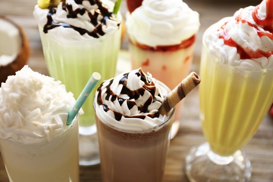 Diversos milk-shakes sobre uma mesa festival da batata