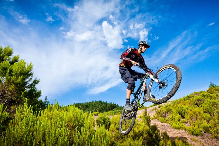 homem fazendo mountain bike na Ilha da Madeira com roupa apropriada Seguro viagem para esportes