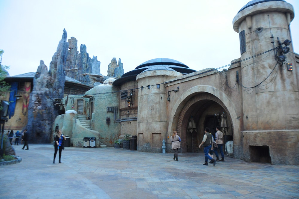 Area com ruas e predios que lembram uma cidade no espaço Star Wars Galaxy's Edge; saiba como visitar