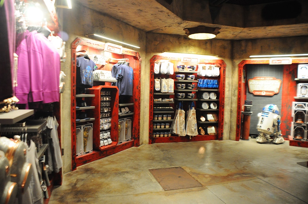 Prateleiras com produtos Star Wars Galaxy's Edge