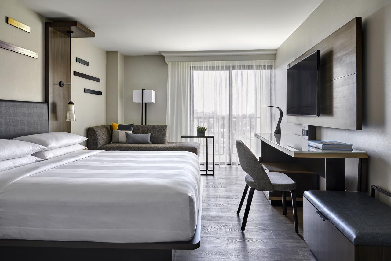 Camas e mobiliário em apartamento Hotéis em Anaheim