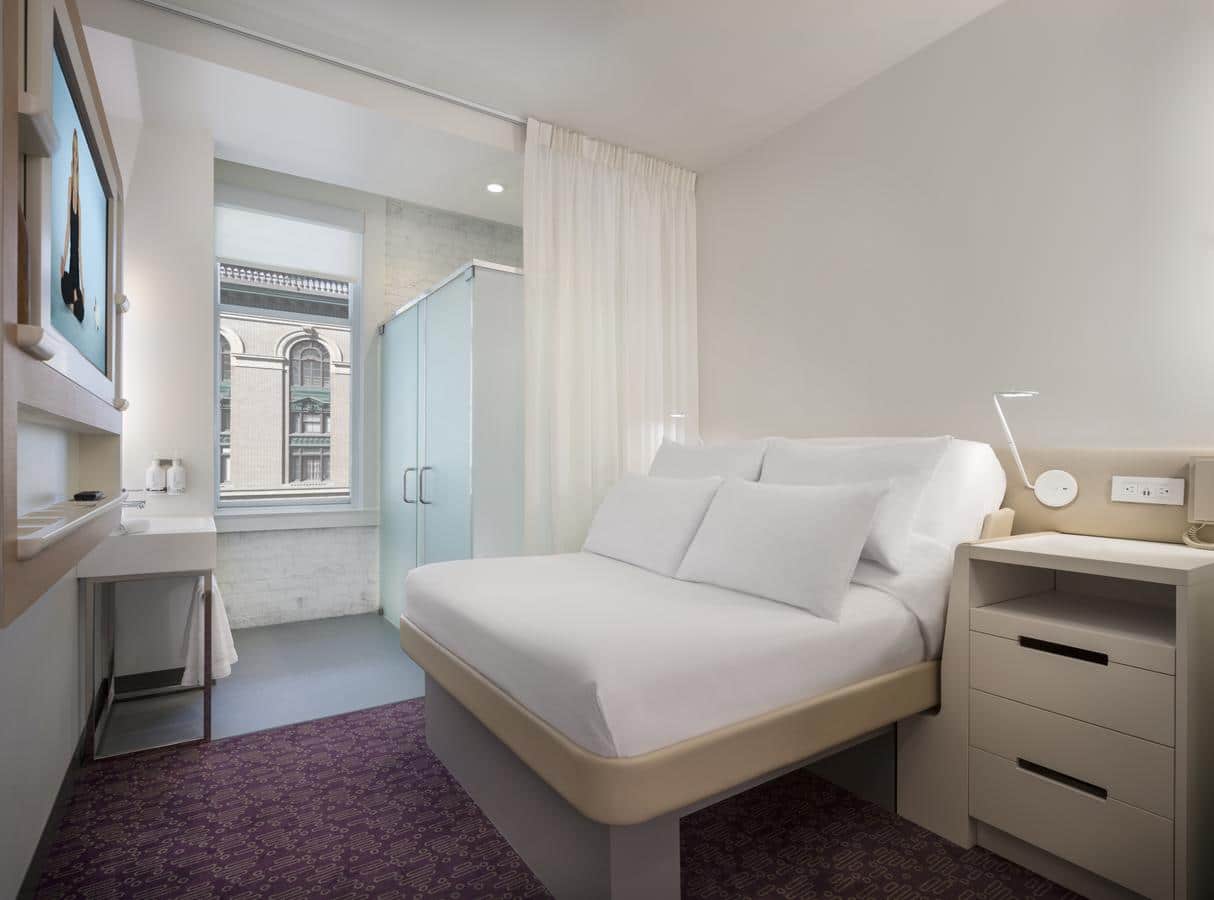 Exibição do quarto com cama e armarios além de janela Hotéis em San Francisco