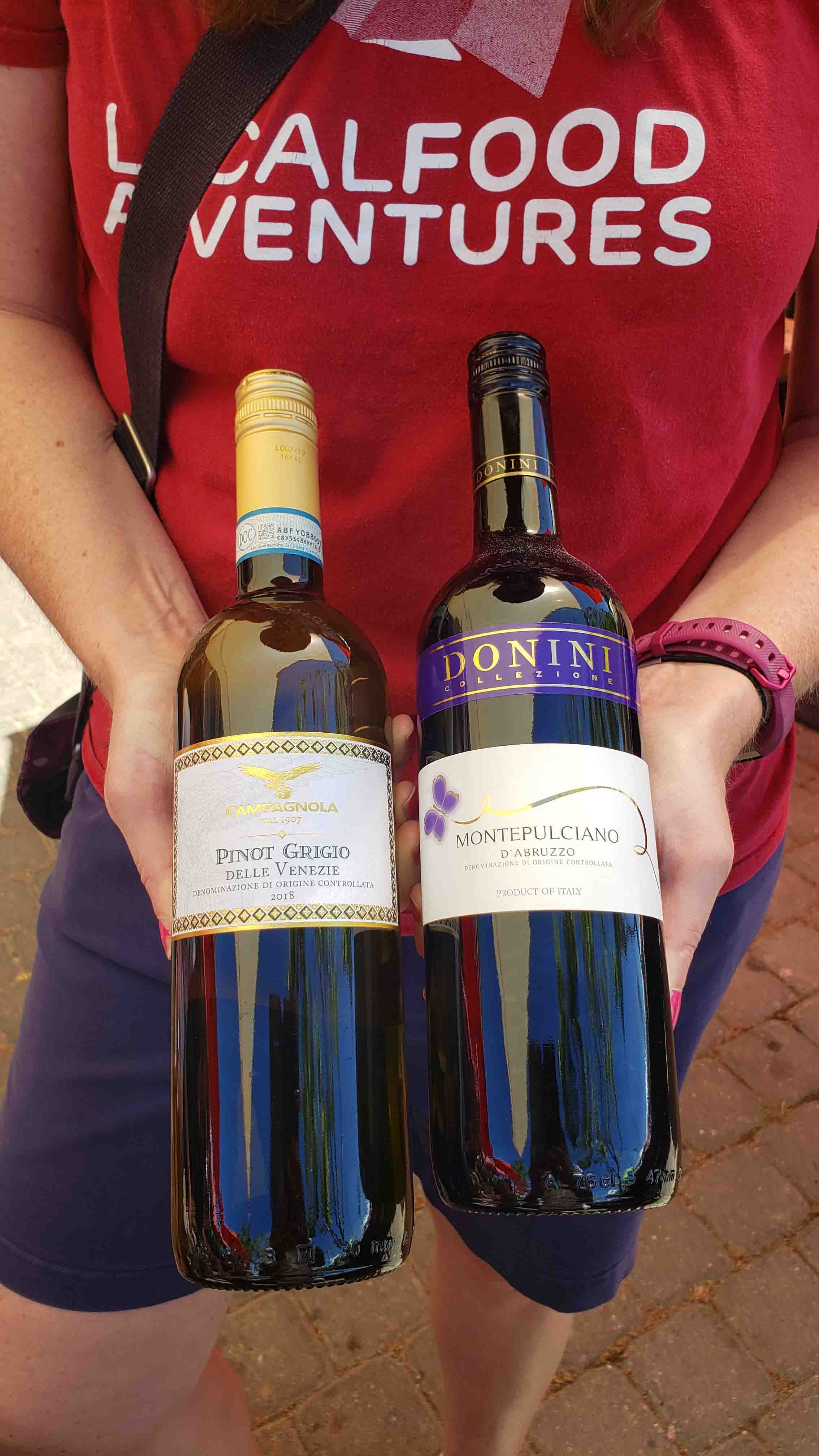 Garrafas de vinho nas mãos de mulher Vinhos da Califórnia