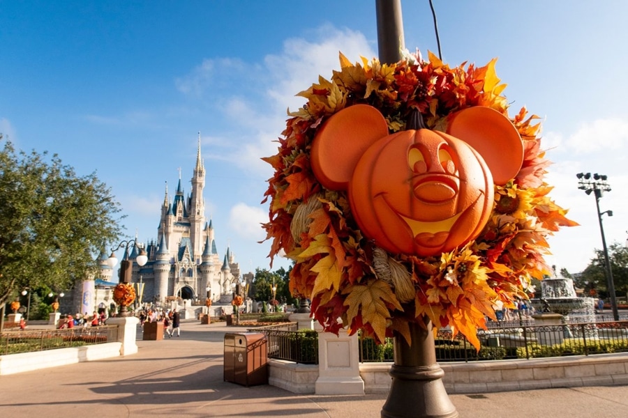 Abobora com o rosto de Mickey Mouse com o Magic Kingdom ao fundo Halloween em Orlando