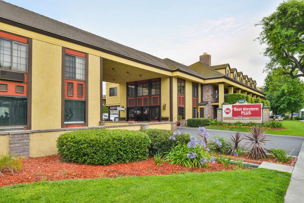 Fachada de prédio amarelo Hotéis em Anaheim