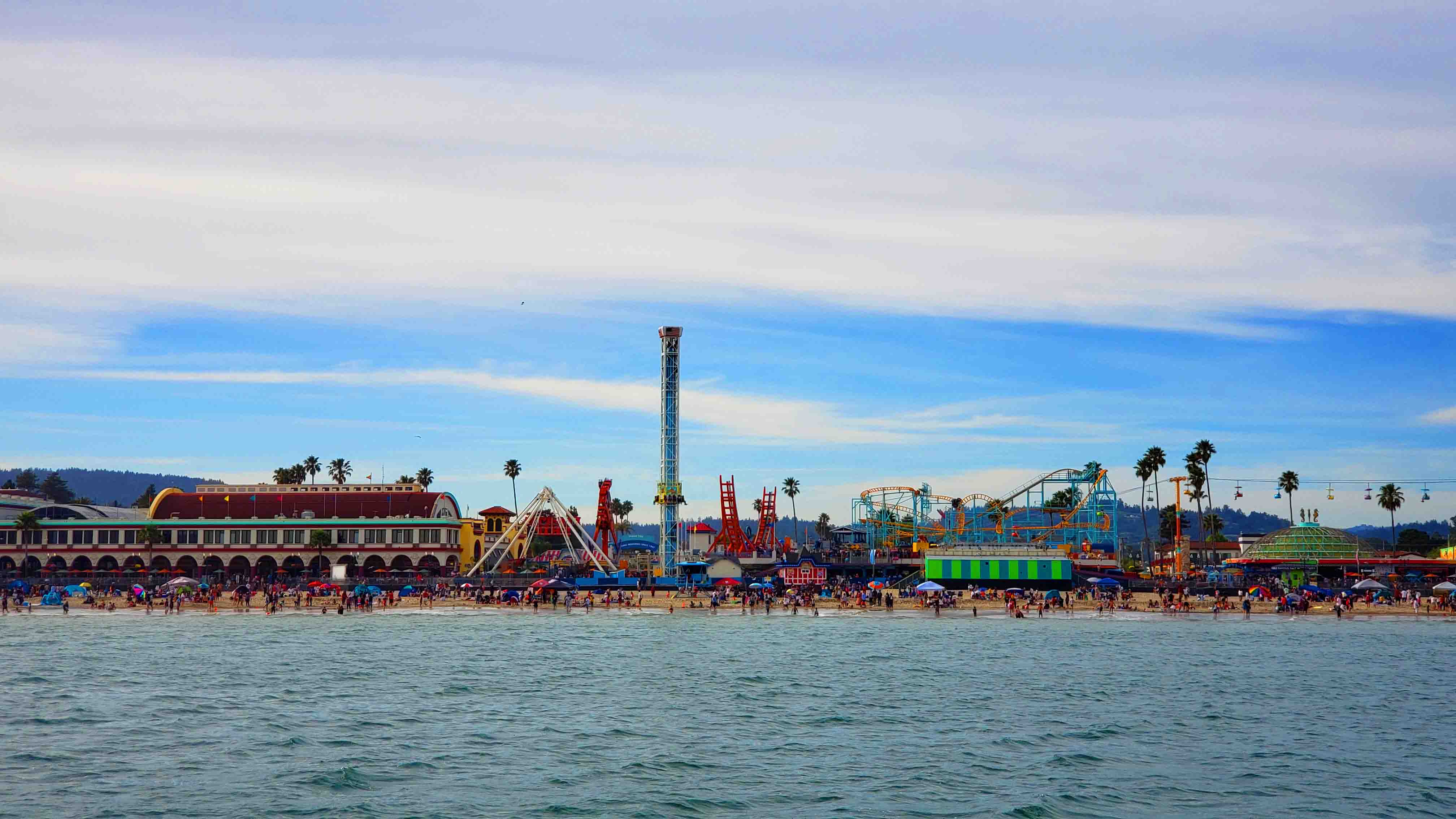 Vista de parque de diversões a beira mar Boardwalk em Santa Cruz